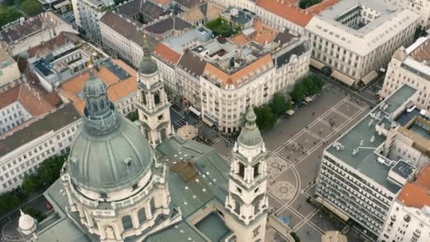 Stadsbilden Budapest och kupolen i St Stephens Basilica — Stockvideo