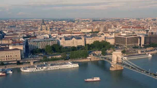 Kettenbrücke und st. stephens basilika in budapest — Stockvideo