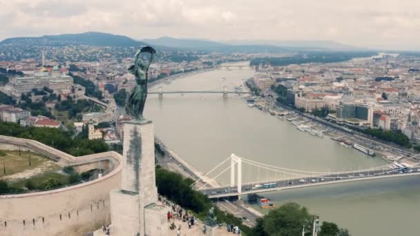 Luftaufnahme der Zitadelle und Freiheitsstatue in Budapest — Stockvideo