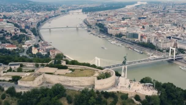 Вид с воздуха на Citadella and Liberty Statue в Будапеште — стоковое видео