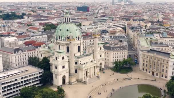 Letecký pohled na Karlskirche kostel — Stock video