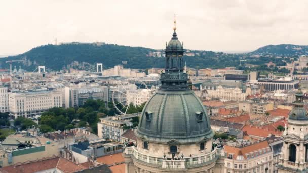 Budapeşte 'nin şehir manzarası ve St. Stephens Bazilikası 'nın kubbesi — Stok video