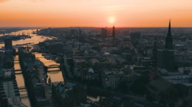 Gün batımından önce Hamburg şehir manzarası