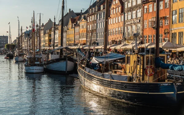 Sidoutsikt över Nyhavn i Köpenhamn — Stockfoto