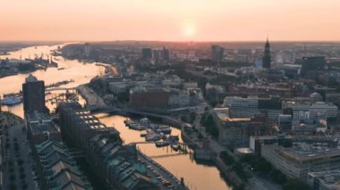 Gün batımından önce Hamburg şehir manzarası