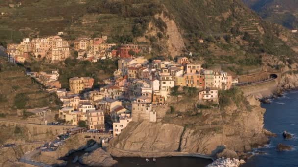 Luftaufnahme von Manarola vor Sonnenuntergang — Stockvideo