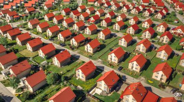 Kır köyünün havadan görünüşü