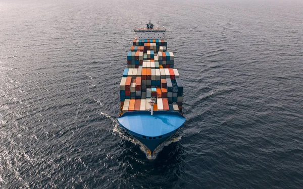 Nave container che naviga in mare — Foto Stock