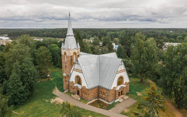 Vue aérienne de l'église luthérienne dans la région de Leningrad — Photo