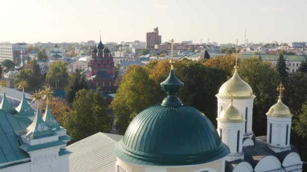 Domes of orthodox church in Yaroslavl — Stock Video