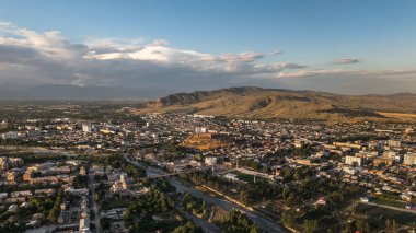 Dağlarla çevrili nehir, ev ve kaleyle Gori şehrinin insansız hava aracı görüntüsü.
