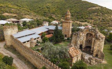 Ortaçağ taş duvarları, çan kulesi ve kilise kalıntıları olan Ninotsminda Katedrali 'nin insansız hava aracı görüntüsü