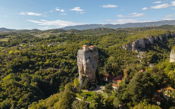 Katskhi Pillar 'ın insansız hava aracı görüntüsü, Gürcistan' da yüksek bir kayanın üzerine inşa edilmiş bir manastır.