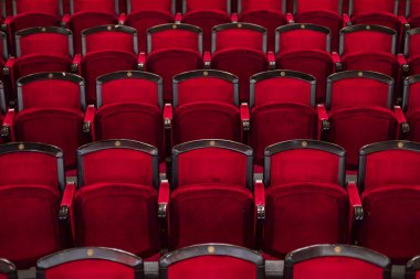 Kırmızı koltuk boş tiyatro ve opera.