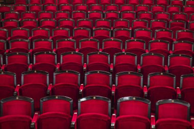 Kırmızı koltuk boş tiyatro ve opera.