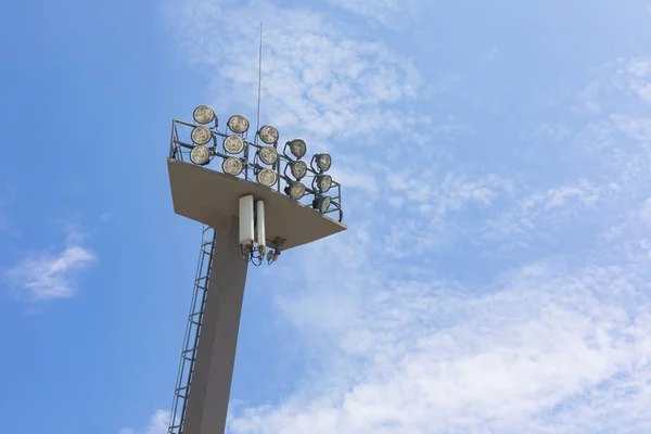 Прожекторная Башня Спортивного Стадиона Отражателями Голубым Небом — стоковое фото