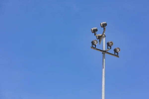 Torre Holofotes Estádio Esportes Com Refletores Com Céu Azul — Fotografia de Stock