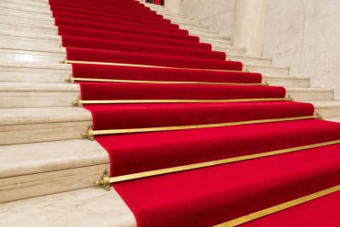 kırmızı halı üzerinde mermer merdiven VIP karşılama.