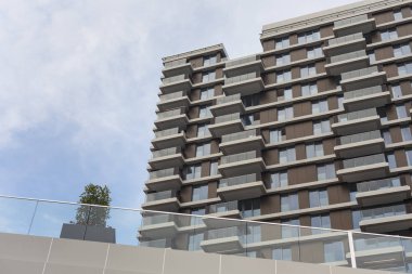 Yeni ya da son zamanlarda çok katlı konut binası pencereler ve balkon ile tamamlanan.