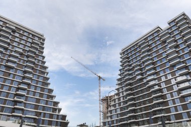 Yeni ya da son zamanlarda çok katlı konut binası pencereler ve balkon ile tamamlanan.