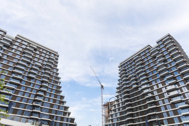 İnşaat vinç ve mavi gökyüzü karşı bina