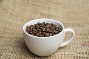 Makro bir kahve fasulye içinde kavrulmuş kahve telvesi.