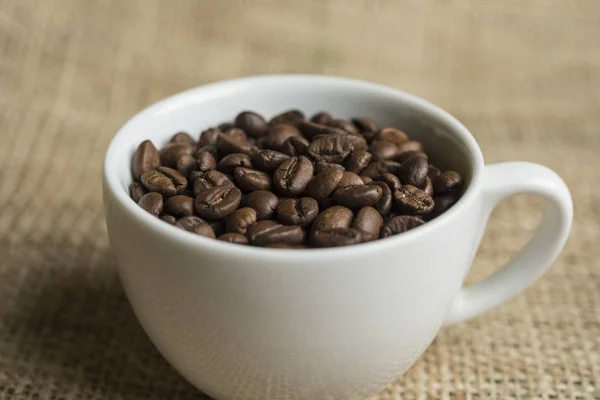 Makro Bir Kahve Fasulye Içinde Kavrulmuş Kahve Telvesi — Stok fotoğraf