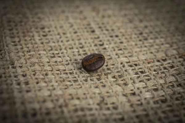 ヘッセンの背景にコーヒー豆のクローズ アップ — ストック写真
