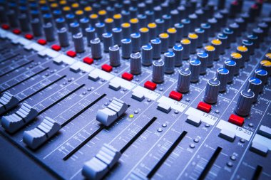 Profesyonel konsol ses karışımı. Müzik için ses karıştırma denetleyicisi. Dj ses karıştırıcı kolları gece kulübü olay için.