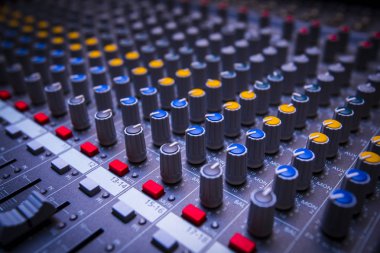 Profesyonel konsol ses karışımı. Müzik için ses karıştırma denetleyicisi. Dj ses karıştırıcı kolları gece kulübü olay için.