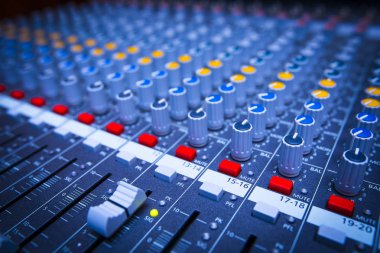 Profesyonel konsol ses karışımı. Müzik için ses karıştırma denetleyicisi. Dj ses karıştırıcı kolları gece kulübü olay için.