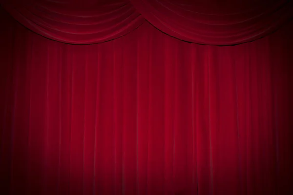 スポット ライトと暗い背景の大きな赤いカーテン ステージ — ストック写真