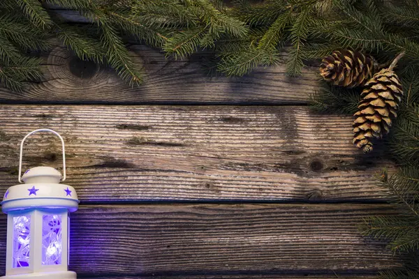 Weihnachts Oder Neujahrsdekoration Hintergrund Tannenzweige Zapfen Und Bunte Dekorationen Auf — Stockfoto
