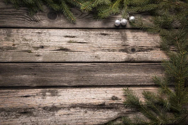 Weihnachts Oder Neujahrsdekoration Hintergrund Tannenzweige Zapfen Und Bunte Dekorationen Auf — Stockfoto