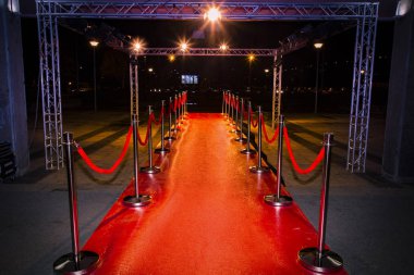 Kırmızı halı engelleri, kadife ipler ve ışıklar içinde belgili tanımlık geçmiş
