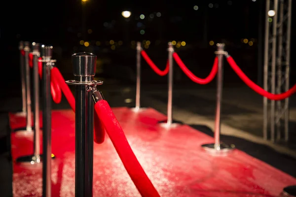 Roter Teppich Mit Barrieren Samtseilen Und Lichtern Hintergrund — Stockfoto