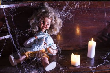 Eski örümcek ağı ve toz kaplı bir eski ahşap çıkıntının üzerinde bebek fotoğraf.