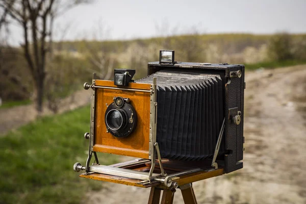 Eine Alte Großformatkamera Auf Einem Holzstativ — Stockfoto