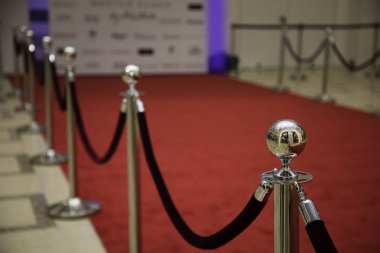 Bariyerler ve kadife halatlar ile kırmızı halı.