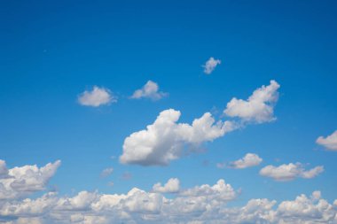 Beyaz, Mavi Gökteki Yumuşak Bulutlar. Bulutlardan Arkaplan.