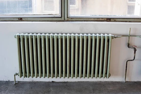 Oude Gietijzeren Radiatoren Voor Centrale Verwarming Bij Ramen — Stockfoto