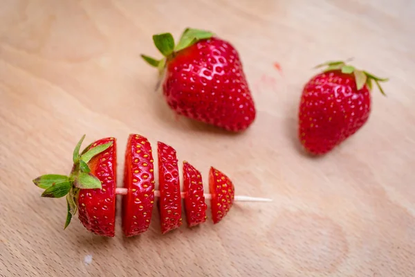 Frische Reife Köstliche Erdbeeren Auf Holzbrett — Stockfoto