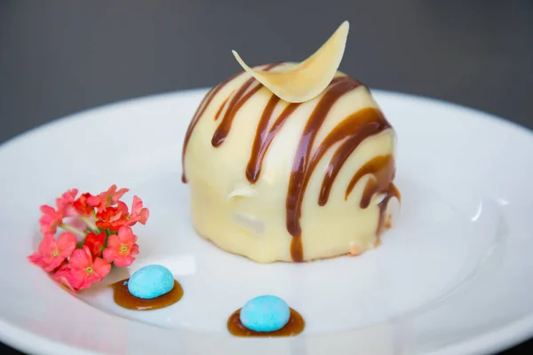 Beautifully Arranged Delicious Cake White Plate — Stock Photo, Image