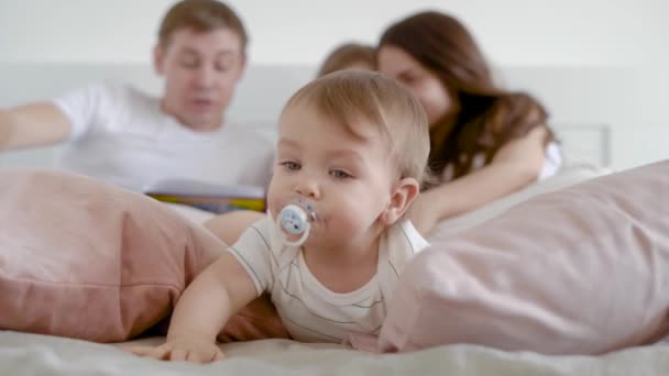 Baby mit Schnuller sieht konzentriert aus — Stockvideo
