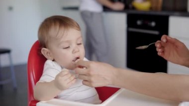 Anne bebek çocuk için yemeği verdiğin