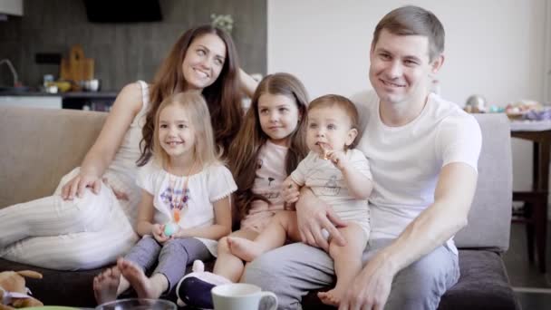 Šťastná rodina pózuje v obývacím pokoji — Stock video