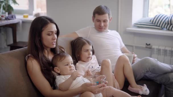 Mãe e pai passando tempo com crianças no sofá — Vídeo de Stock