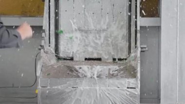Bitki veya enterprise'nın açılışında, şenlikli şişe şampanya kırdılar. Bir şişe kırmaya neşeli bir özel gemi inşa sektöründe geldi.
