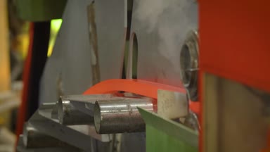 Bu çerçevede, kiralama hatta kırmızı-sıcak metal. Gelecekteki haddeleme bölüm gittikçe özel makaralar tarafından oluşturulur.