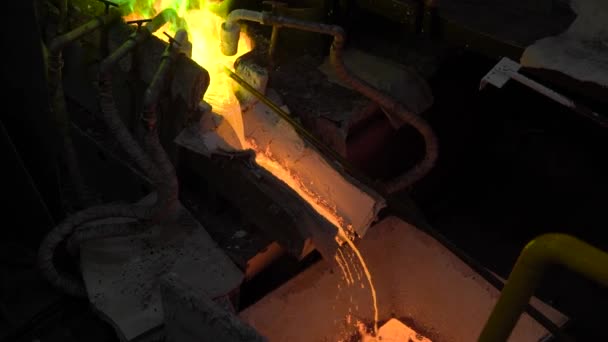 Μεταλλουργική παραγωγή. Το λιωμένο μέταλλο ρίχνει από το φούρνο, το καυτό υγρό είναι πολύ επικίνδυνο. — Αρχείο Βίντεο